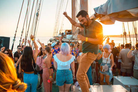 Lissabon: Sunset Boat Party met live DJ en toegang tot de nachtclubLissabon: Sunset Boat Party met live dj en toegang tot nachtclub