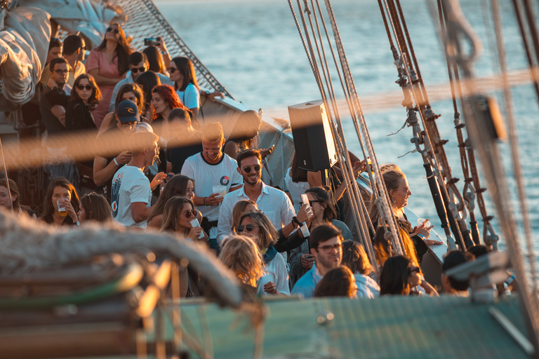 Lissabon: Sunset Boat Party met live DJ en toegang tot de nachtclubLissabon: Sunset Boat Party met live dj en toegang tot nachtclub