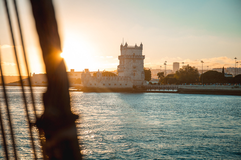 Lissabon: Sunset Boat Party met live DJ en toegang tot de nachtclubLissabon: Sunset Boat Party met live dj en toegang tot nachtclub