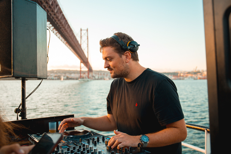 Lissabon: Sunset Boat Party met live DJ en toegang tot de nachtclubLissabon: Sunset Boat Party met live dj en toegang tot nachtclub