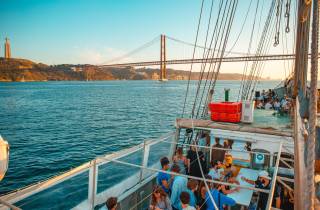 Lissabon: Sunset Boat Party mit Live-DJ und Nachtclub-Eintritt