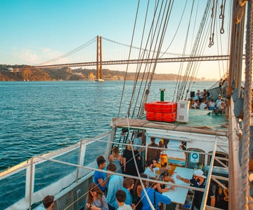 Lisbon: Sunset Boat Party with Live DJ and Night Club Entry