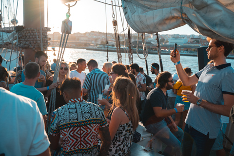 Lissabon: Sunset Boat Party met live DJ en toegang tot de nachtclubLissabon: Sunset Boat Party met live dj en toegang tot nachtclub