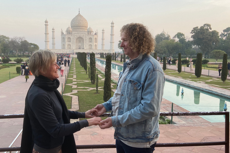 Visite privée du Tajmahal et du fort d'Agra depuis Delhi en voitureTransport, déjeuner, billets d'entrée aux monuments, services de guide inclus.