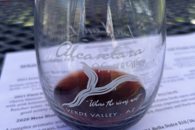 Wijnproeven in de wijngaarden van de Verde-vallei