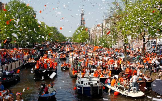 Amsterdam: King's Day Party Cruise mit Getränken und Musik