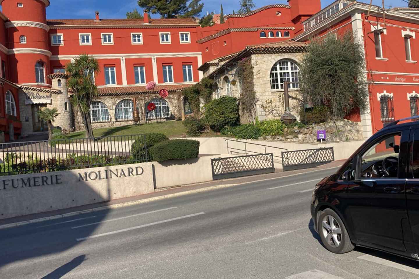 「香り漂うワインと香水の一日旅行」