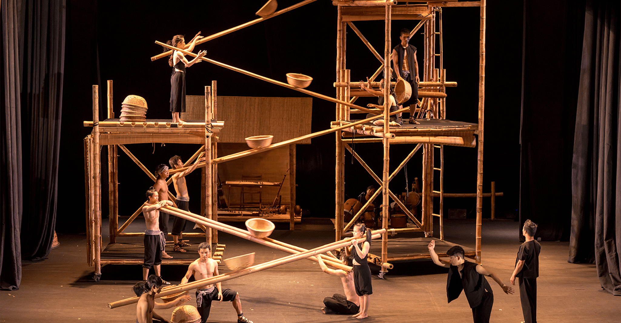 Ho Chi Minh, un spectacle de cirque de bambou à l'Opéra de Saigon - Hizvo