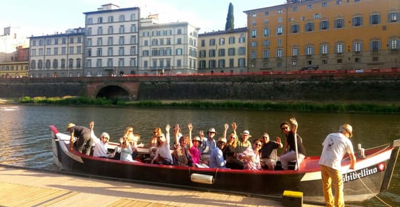 Florenz: Geführte Gondel Bootstour mit einem Glas Wein