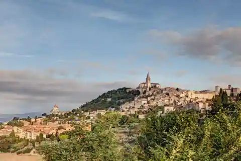 Todi: Tour guidato a piedi del centro storico di Todi