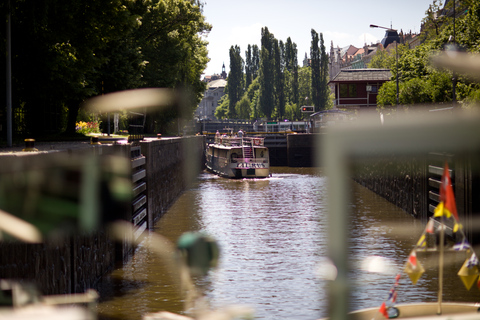 Prague : Croisière à la bière dans l'après-midi avec boissons gratuitesPrague : Croisière à la bière sur la Vltava