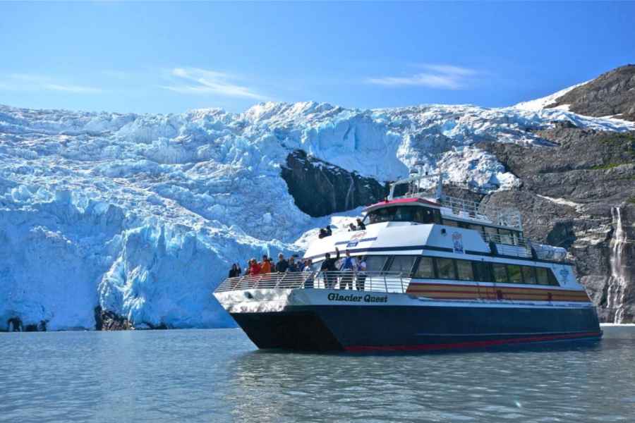 Ab Whittier: Glacier Quest Kreuzfahrt mit Mittagessen an Bord. Foto: GetYourGuide