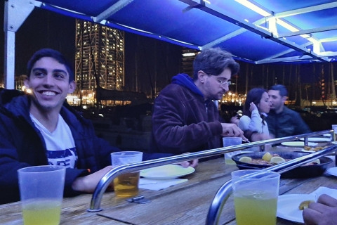 Barcelone : Croisière privée en soirée avec dîner et boissonsBarcelone : Croisière nocturne partagée avec dîner et boissons