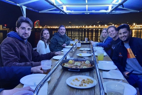 Barcelone : Croisière privée en soirée avec dîner et boissonsBarcelone : Croisière nocturne partagée avec dîner et boissons