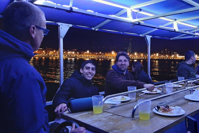 Barcelona: Crucero privado nocturno con cena y bebidasBarcelona: Crucero nocturno compartido con cena y bebidas