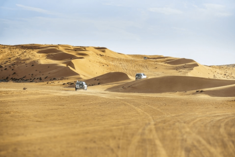 Van Muscat: North Dunes en Wadi Hot Spring Tour met lunch
