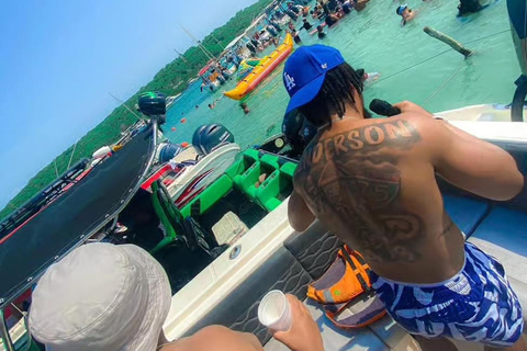 Cartagena: Rosario Islands Party Boat Tour with DJ