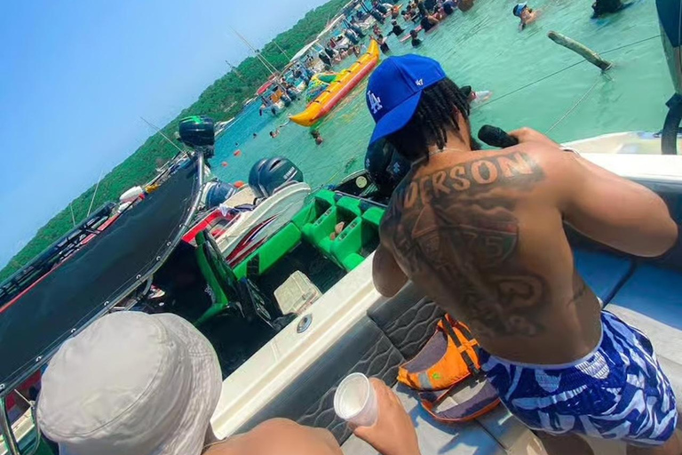 Cartagena: Rosario Islands Party Boat Tour with DJ
