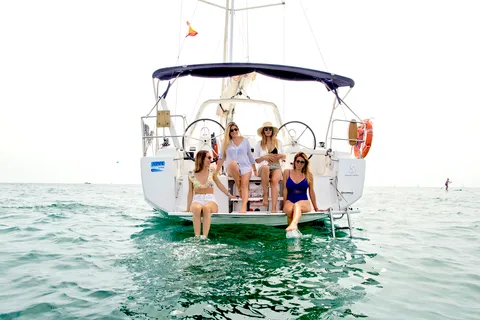 Barcelona: Private Sailing Trip with Drinks and Snacks