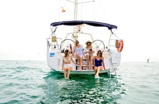 Barcelona: Private Segeltour mit Getränken & Snacks (max. 9)