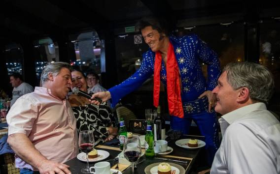 London: Dinner Cruise mit Elvis Tribute auf der Themse