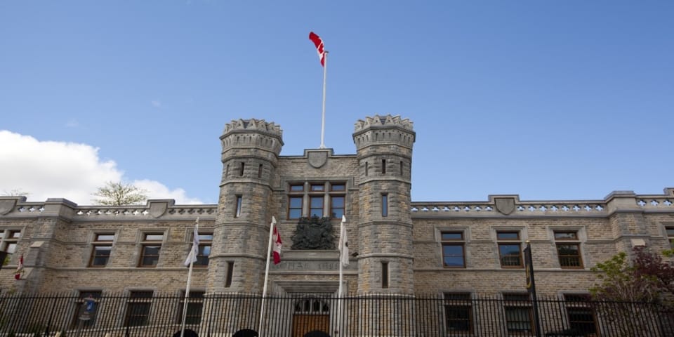Ottawa, tour a pie en grupos pequeños con crucero en barco - Hizvo