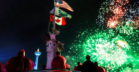 Niagarafälle, Kanada: Abendliche Feuerwerkskreuzfahrt