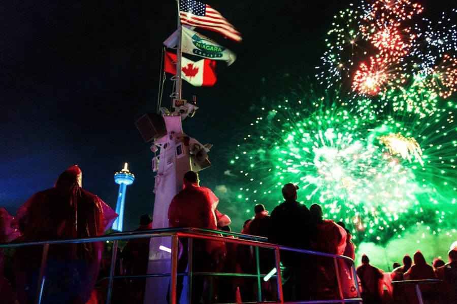 Niagarafälle, Kanada: Abendliche Feuerwerkskreuzfahrt. Foto: GetYourGuide
