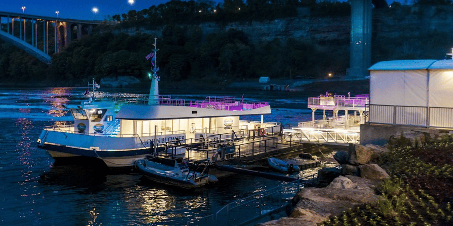 Niagara Falls, Canada: Evening Fireworks Cruise