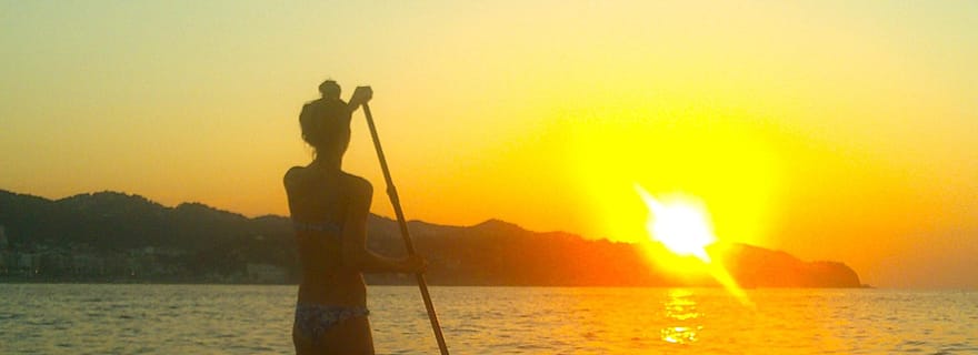 Lloret de Mar : balade en paddleboard au lever du soleil avec un instructeur