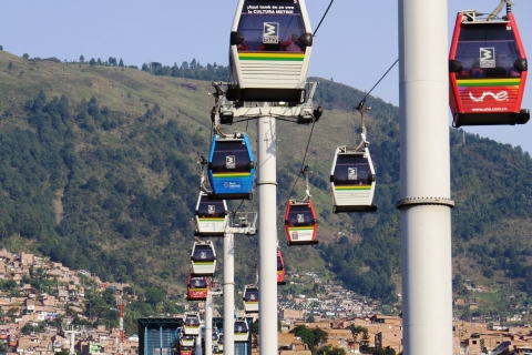 Stadsrondleiding Medellin met een Chiva of een thematisch busjeStadstour Medellin met een Chiva of een thematisch busje