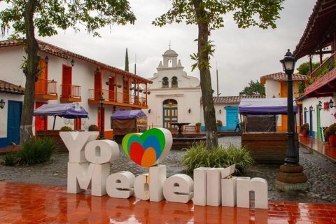 Stadtrundfahrt durch Medellin mit einem Chiva oder einem thematischen Van