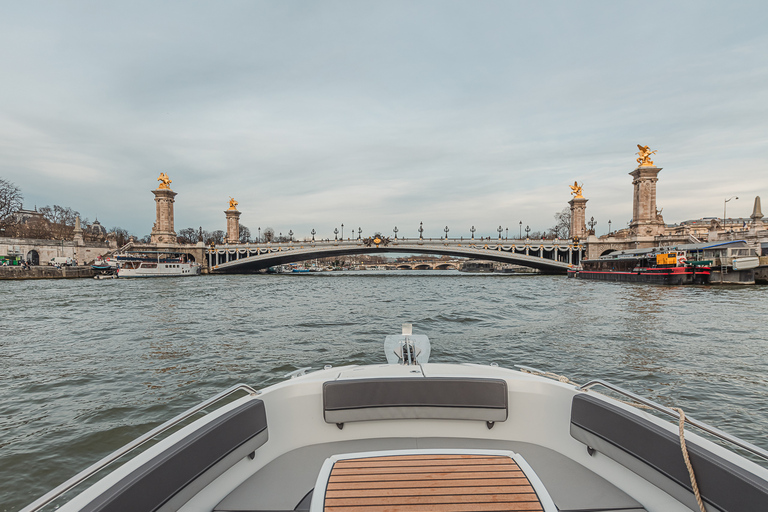 Paris: Private Seine River Cruise Paris: Private Seine River Cruise with Guide