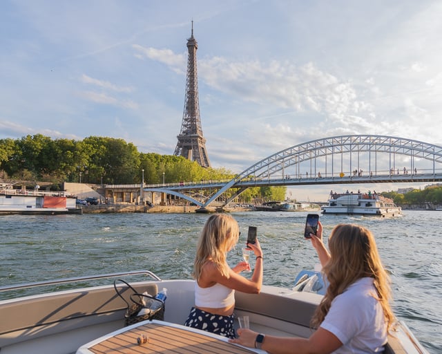 Paris : Croisière privée sur la Seine avec guide