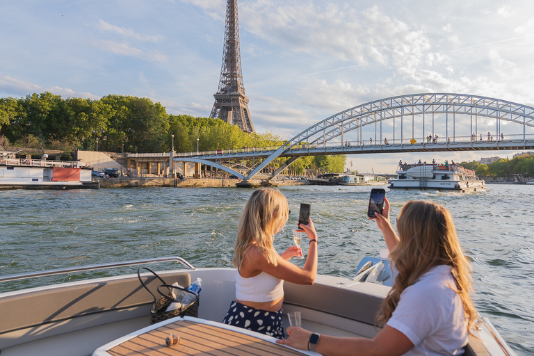 Paris: Private Seine River Cruise Paris: Private Seine River Cruise with Guide