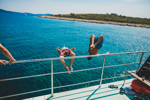 De Split: Passeio de barco pela Lagoa Azul e Ilhas com almoçoDe Split: Lagoa Azul e passeio de barco pelas ilhas com almoço