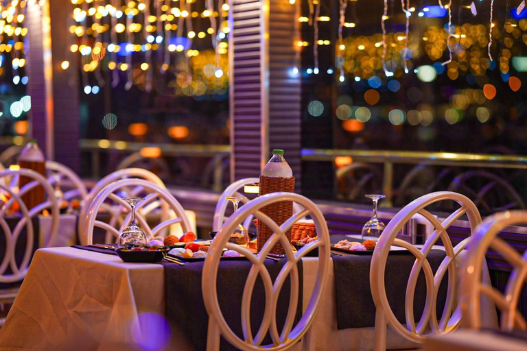 رحلة عشاء بحرية في مضيق البوسفور مع مشروبات وترفيه غير محدودمشروبات غازية غير محدودة وبدون تحويل