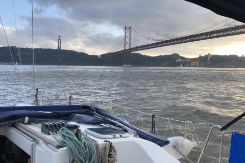 Lisbon: Private Sailing Tour Along the Tagus River Lisbon: Sailing Tour Along the Tagus River