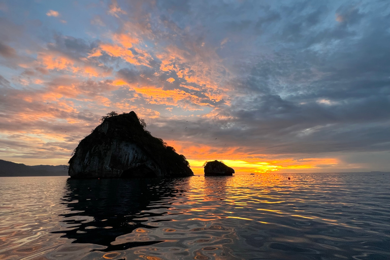 Mismaloya: Los Arcos Bioluminescent Waters Kayak & Cave Tour Los Arcos Bioluminescence Kayak & Paddle - Sunrise Tour