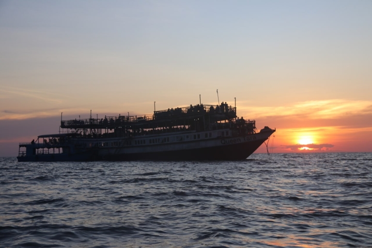 Sunset Dinner Tour: Tonle Sap Lake Floating Village Sunset Dinner Cruise: Tonle Sap Lake in Cambodia