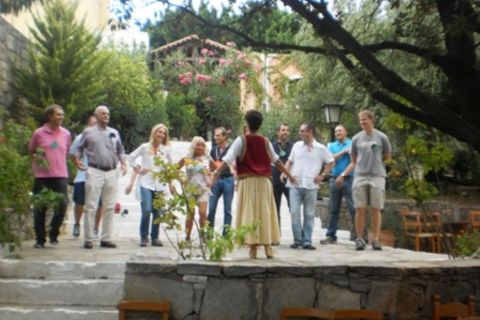 Heraklion Creta: lezione di danza cretese e greca ad Arolithos