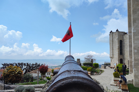 Från Tirana: Kruja City och den heliga grottan Sari Salltik dagstur från Tirana