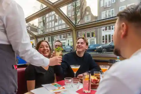 Amesterdão: Cruzeiro guiado com cocktails Tour noturno