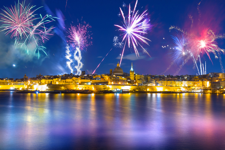 Bugibba: Festival de fuegos artificiales de Malta desde un crucero en catamarán