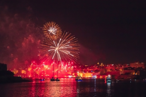 Buġibba : festival du feu d'artifice de Malte en catamaranStandard: Festival de feux d'artifice SEA Adventure Malta
