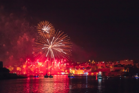 Da Buġibba o Sliema: crociera alla Valletta per il Festival dei fuochi d&#039;artificioVIP: Festival dei fuochi d&#039;artificio a bordo di un catamarano a vela