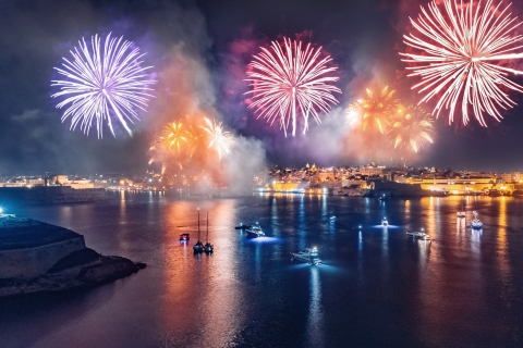 Buġibba : festival du feu d'artifice de Malte en catamaran