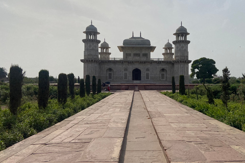 Von Delhi aus: Tajmahal-Tour mit dem Gatimaan-Zug (alles inklusive)Zug 2. Klasse mit Auto, Reiseführer, Mittagessen und Eintrittskarten für Sehenswürdigkeiten