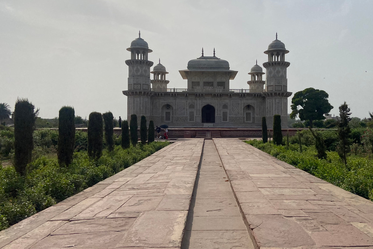 Von Delhi aus: Tajmahal-Tour mit dem Gatimaan-Zug (alles inklusive)Zug 2. Klasse mit Auto, Reiseführer, Mittagessen und Eintrittskarten für Sehenswürdigkeiten