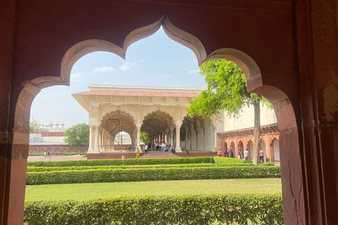 Depuis Delhi : visite du Tajmahal en train gatimaan, tout comprisTrain de 2ème classe avec voiture privée et guide